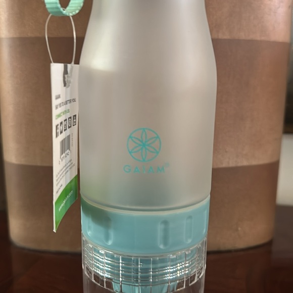 Gaiam *NWT* 22 Ounce Fruit Infuser Water Bottle, BPA Free Non-Toxic, Blue Strap - Picture 9 of 14